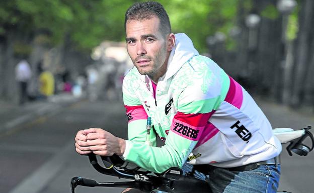 El triatleta alavés Javi Pérez competirá con licencia profesional