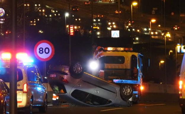 El vuelco de un turismo provoca rentenciones kilométricas en la Avanzada