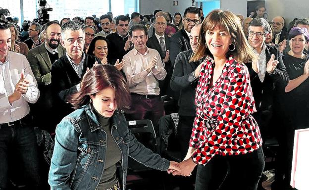 Mendia dice que «nacionalismos y banderas no arreglan problemas»