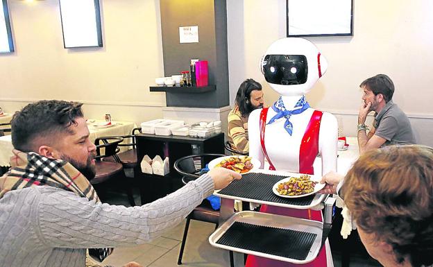 Sumisa camarera oriental