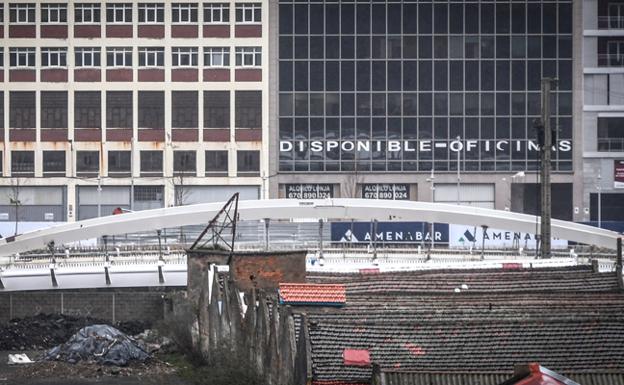 El puente entre San Ignacio y Zorrozaurre se posará este martes sobre el canal de Deusto