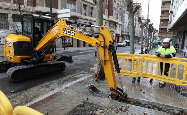 Un reventón en una tubería deja sin agua dos edificios en Manuel Iradier