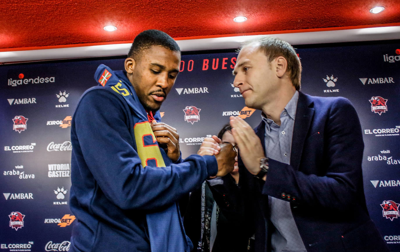 La presentación de Christon con el Baskonia, en imágenes