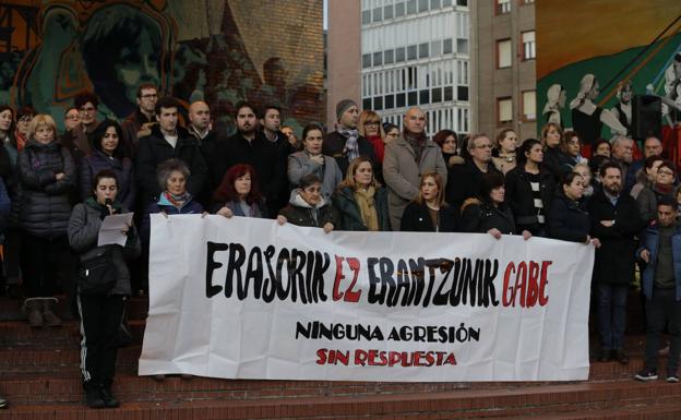 Un centenar de personas condena en Barakaldo la trata de mujeres y el abuso de una menor