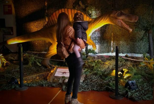 Los dinosaurios reinan en Torrelavega
