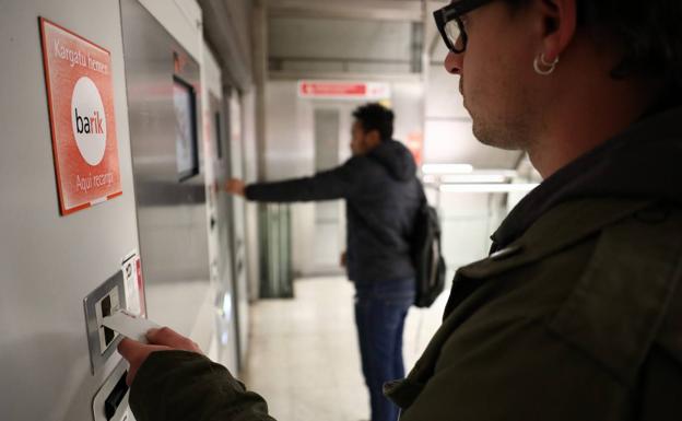 La Diputación defiende que se cobre por la tarjeta Barik porque «son 0,43 euros al año»