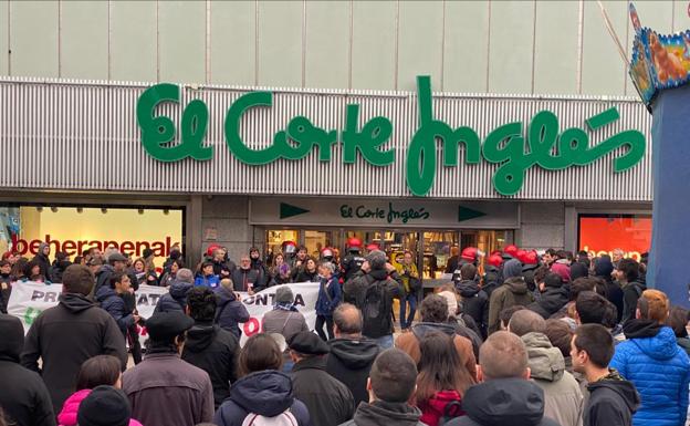 Momentos de tensión en las puertas de El Corte Inglés