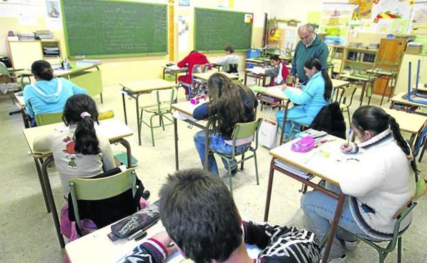 Familias denuncian que les limiten la matriculación a una sola escuela