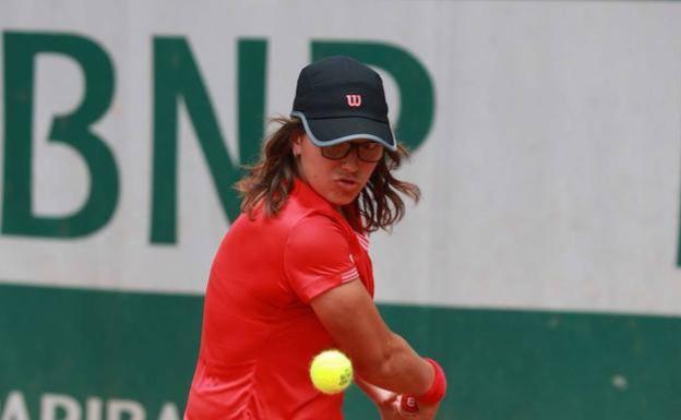 Un golpe de calor tumba a la promesa del tenis vasco