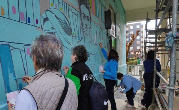 Pintan un mural en Santurtzi que reivindica el papel de la mujer