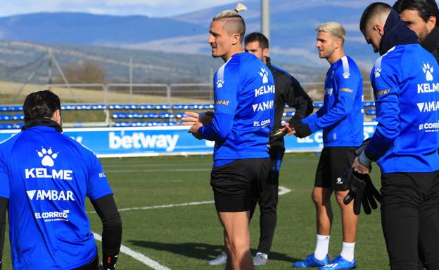 Fejsa se estrena en un Alavés con defensa de cinco