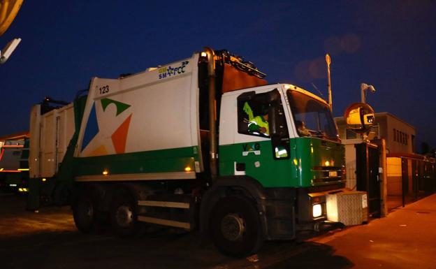 Rescatado un hombre del interior de un camión de la basura en Vitoria