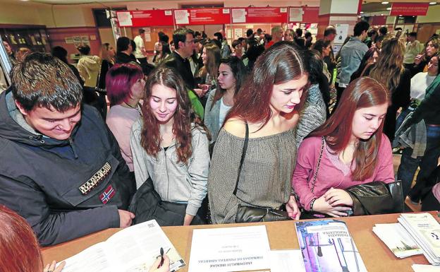 Apenas tres de cada diez universitarios vascos se prepara para las profesiones del futuro en Euskadi