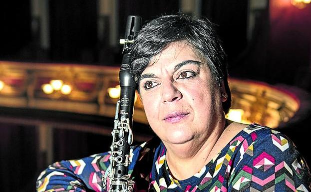 La primera mujer que tocó con la Banda Municipal de Vitoria cierra su carrera como solista en el Principal