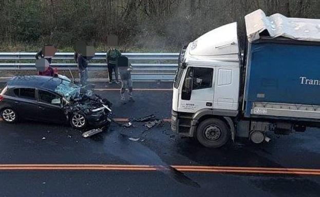 Un herido grave tras una colisión entre un turismo y un camión en Zeanuri