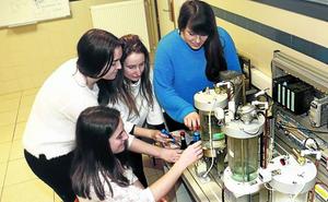 La falta de profesores para sustituciones en la red pública llega al Parlamento