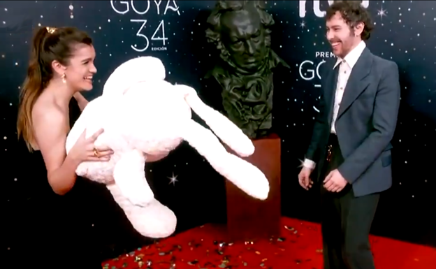 Amaia Romero y Álex de Lucas: beso de pareja en una historia de amor que empezó en Bilbao