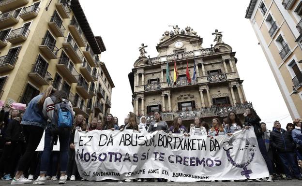 Condenado a dos años de cárcel por publicar en Twitter una foto de la víctima de La Manada