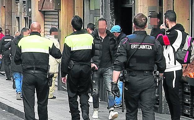 La Ertzaintza da marcha atrás y vuelve a enviar agentes al centro coordinador