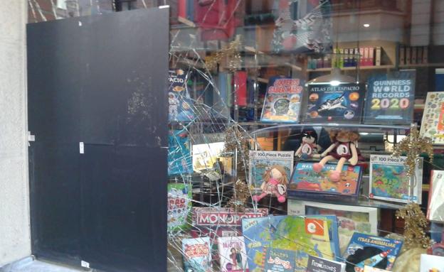 «La Policía nos dice que llamemos en cuanto veamos que roban tapas de alcantarillas en Uribarri»