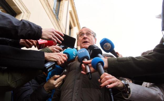 «No vamos a dar ningún paso sin el apoyo de Génova», tranquiliza Alonso