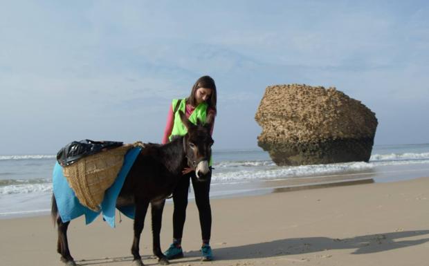 Astoak, itsasertzeko plastikoak kentzeko laguntzaile berriak