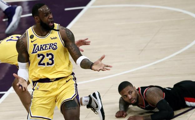 Cinco triples seguidos de LeBron encienden el pique con Lilliard