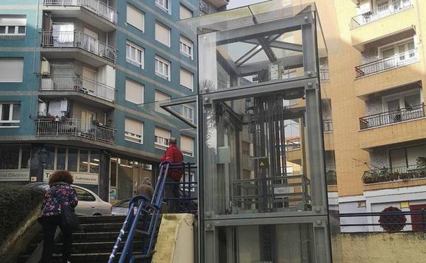 Una caída de tensión retrasa la puesta en marcha del ascensor averiado en Portugalete