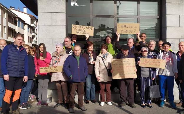 Quejas en los pueblos alaveses por el cierre de oficinas bancarias