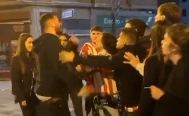 Herrerín, harto de insultos, se defiende de un joven que se burlaba de él