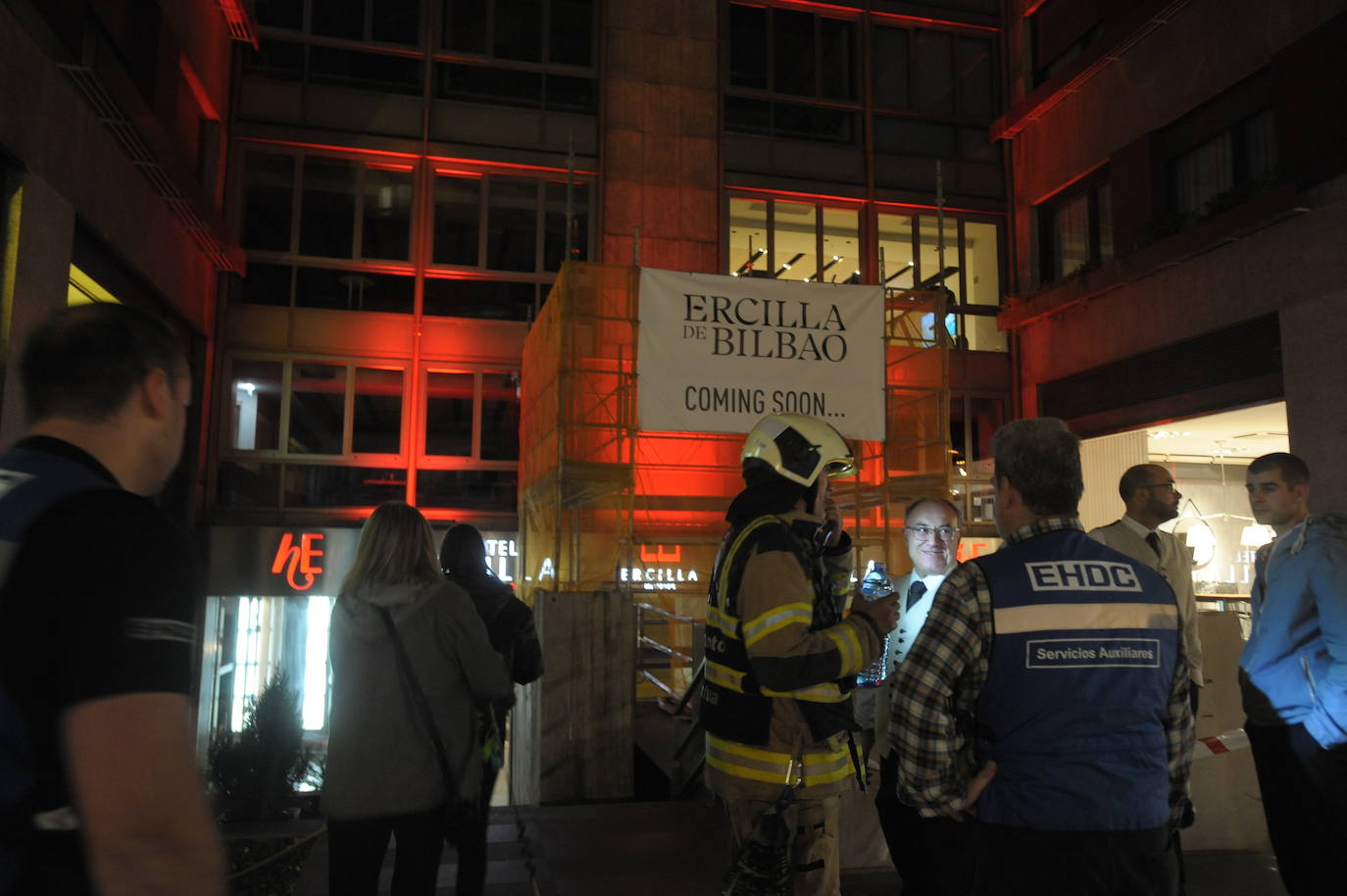 Un incendio en el patio interior del Hotel Ercilla deja sin luz a 3.800 viviendas y locales