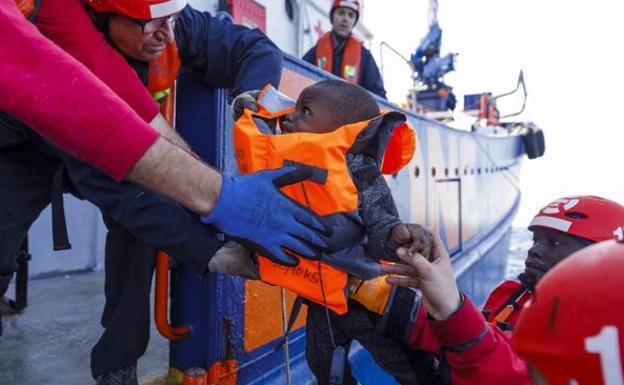 «La patera iba a la deriva, los niños lloraban y estaban muy asustados»