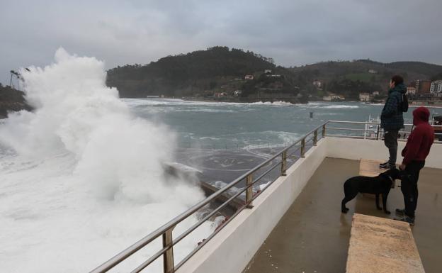 Alerta naranja por olas de 5 metros en la costa vasca
