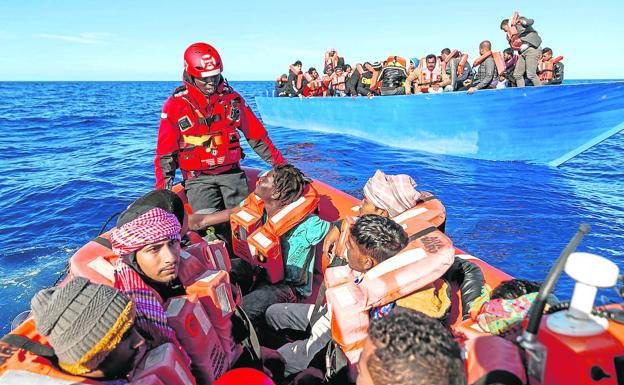 El 'Aita Mari', desbordado tras rescatar a 158 migrantes en el Mediterráneo central