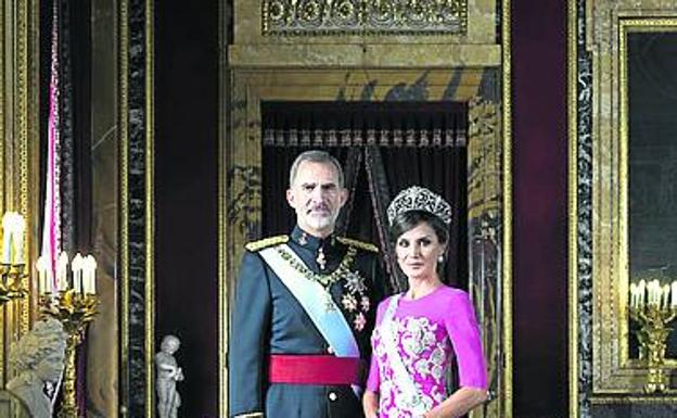 Felipe y Letizia renuevan el álbum oficial con atuendo de gala