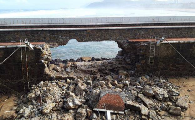 El oleaje invade el paso peatonal de Ereaga y rompe más tramo de muro