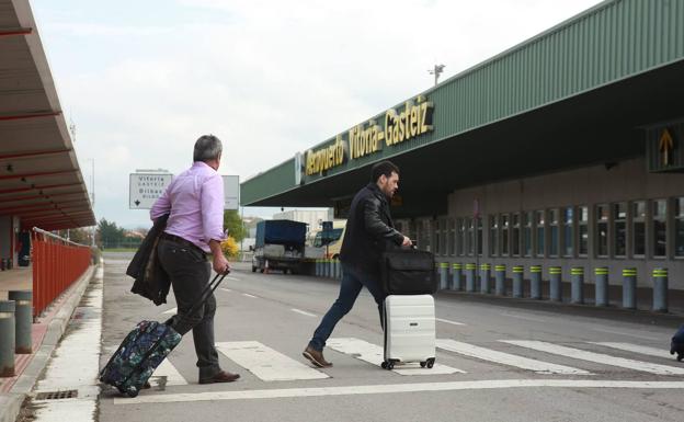 La disminución de vuelos hace caer la cifra de viajeros en Foronda en el arranque del año