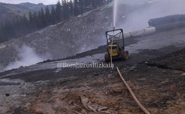 Los Bomberos comienzan a emplear un robot para sofocar el fuego del vertedero