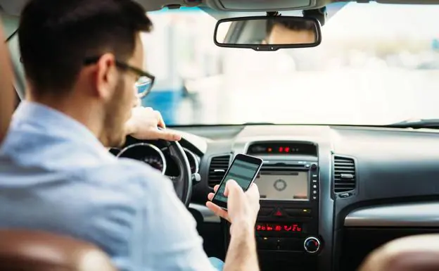 Multas de la DGT para 2020: Estas son las multas que te pueden caer por  hablar con el móvil mientras conduces en 2020 | El Correo