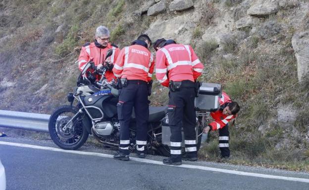 Fallece un motorista tras salirse de la calzada en Ullibarri