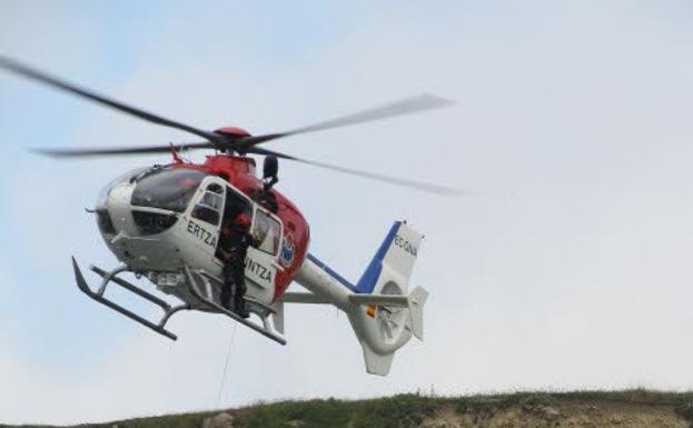 Rescatados un surfista de Basauri en Mutriku y un motorista en el monte Argalario en Barakaldo