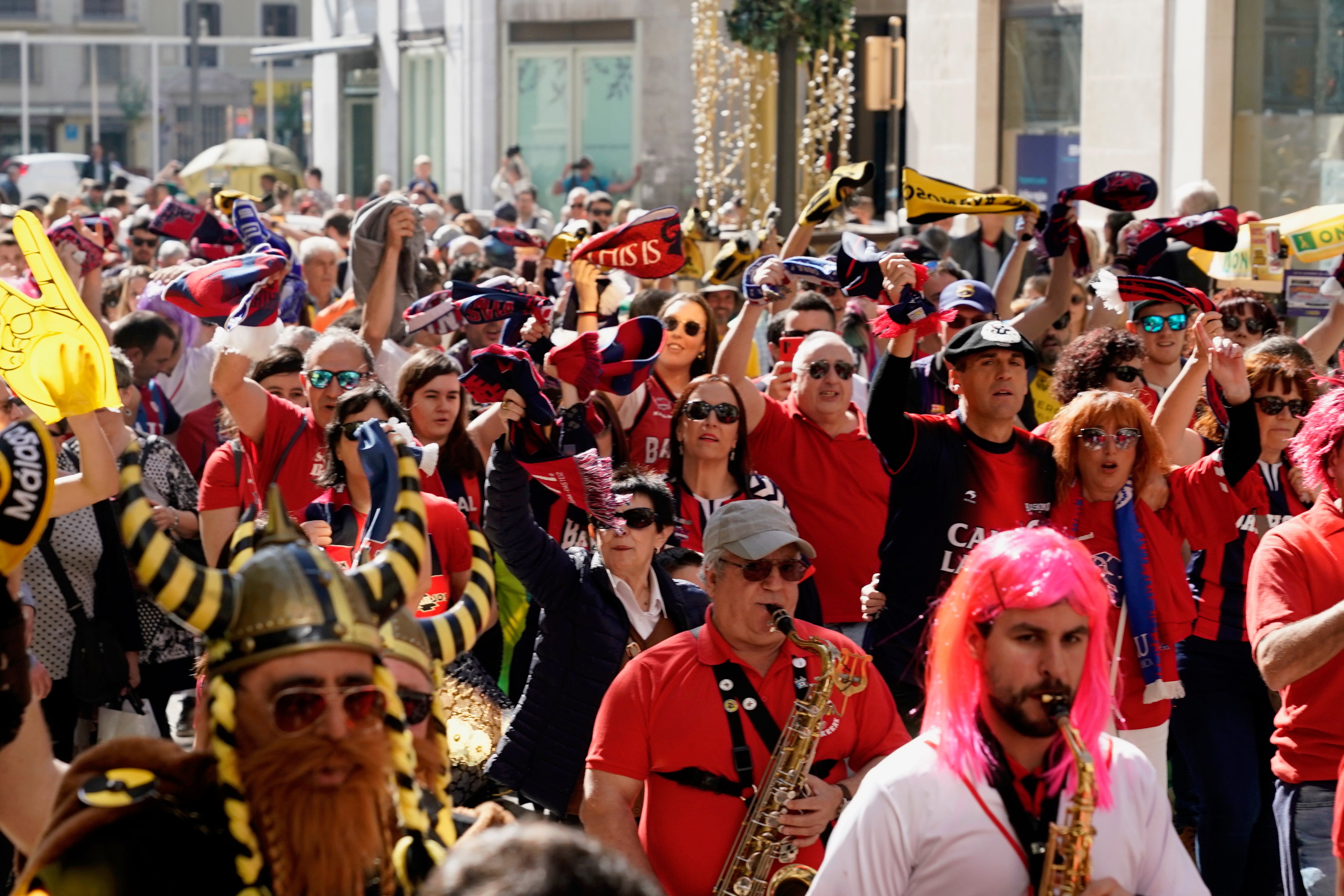 La afición del Baskonia reina en la 'kalejira' de una Copa sin su equipo