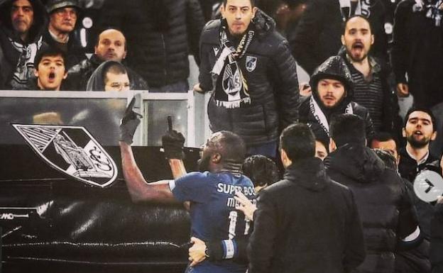 «Querría decir a esos idiotas que lanzan gritos racistas que os jodan»