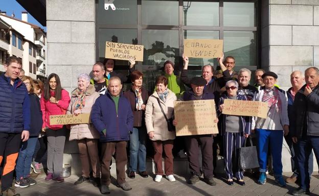 La Álava rural se moviliza ante los recortes de horarios de las entidades financieras