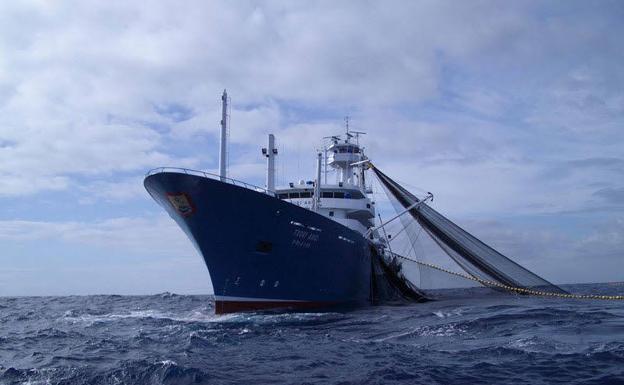 Un atunero de una firma vizcaína se hunde en Costa de Marfil y rescatan a toda la tripulación