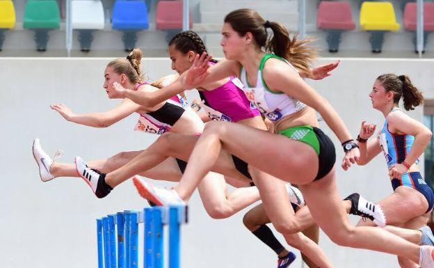 Lur Azpitarte bate el récord de Álava juvenil de 60 vallas tras 28 años