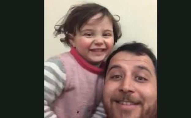 El juego de un padre sirio para que su hija crea que las bombas son un juego