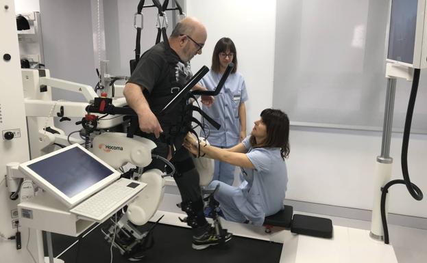 Biocruces Bizkaia mejora la rehabilitación de pacientes con lesiones medulares gracias al exoesqueleto más puntero del Estado