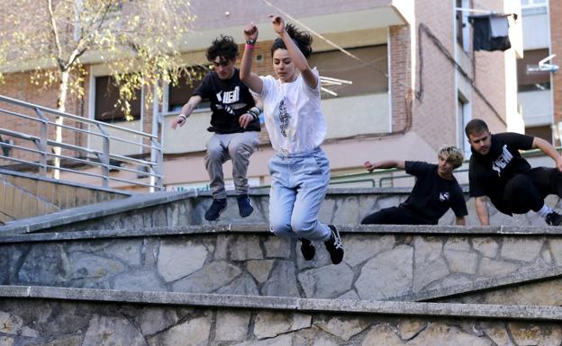 Las mujeres dan el salto al parkour, donde «cada una marca sus metas»