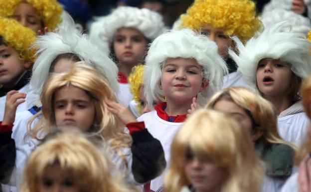 Los carnavales de Bilbao arrancan con el desfile de mil escolares